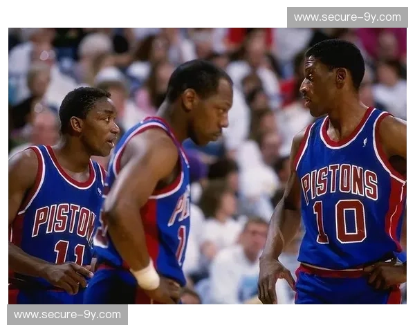 飞人降临，紫金王朝的宿命对决：公牛王朝的统治之路与活塞“坏孩子军团”的铁血抗衡